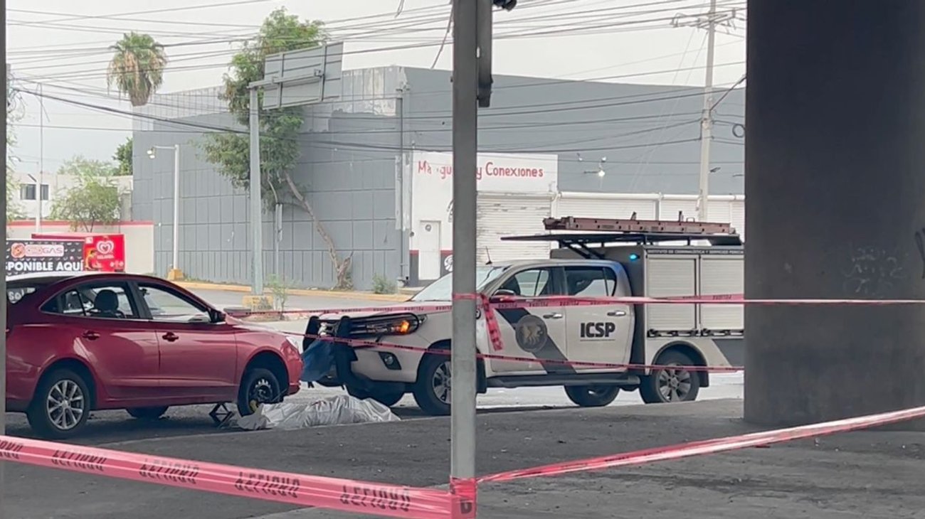 Muere conductor mientras cambiaba llanta en Escobedo