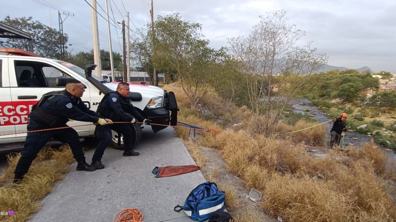 Rescatan a mujer atrapada en el Río Pesquería 