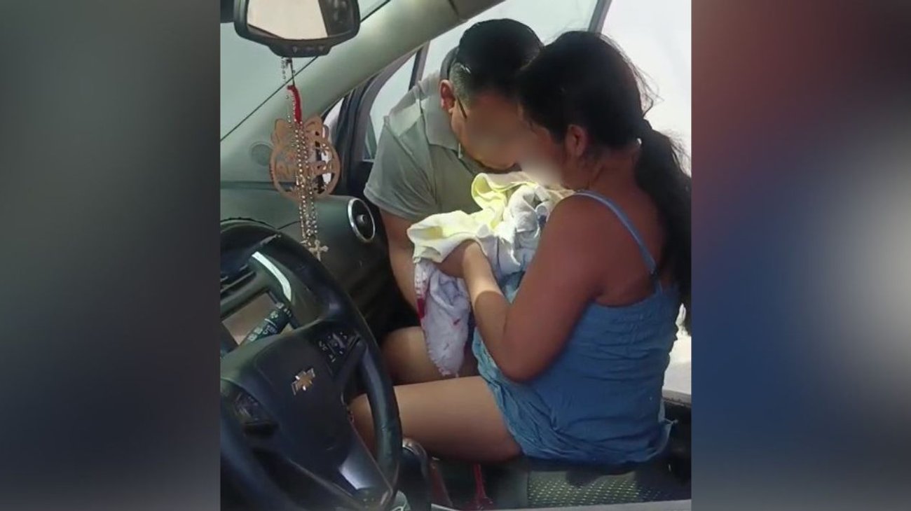 Policías de Apodaca auxilian a mujer que dio a luz en camioneta
