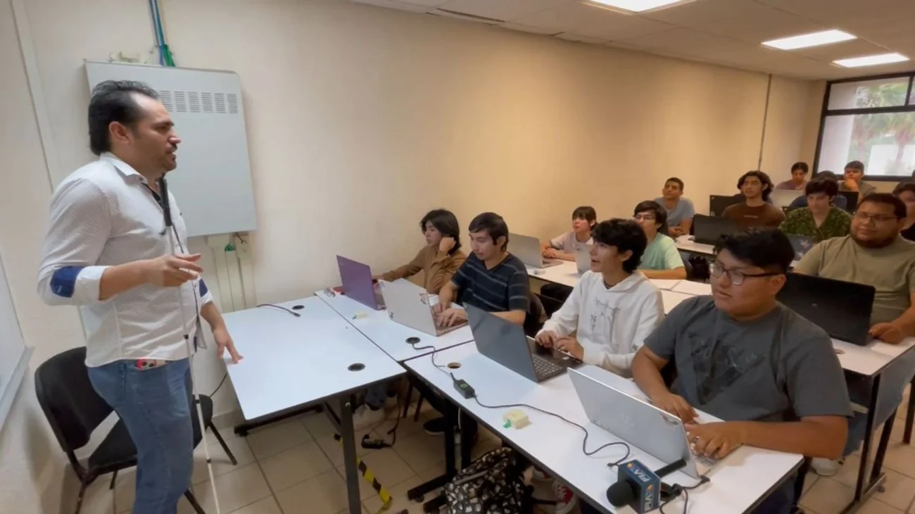 Maestro con discapacidad visual inspira con su dedicación