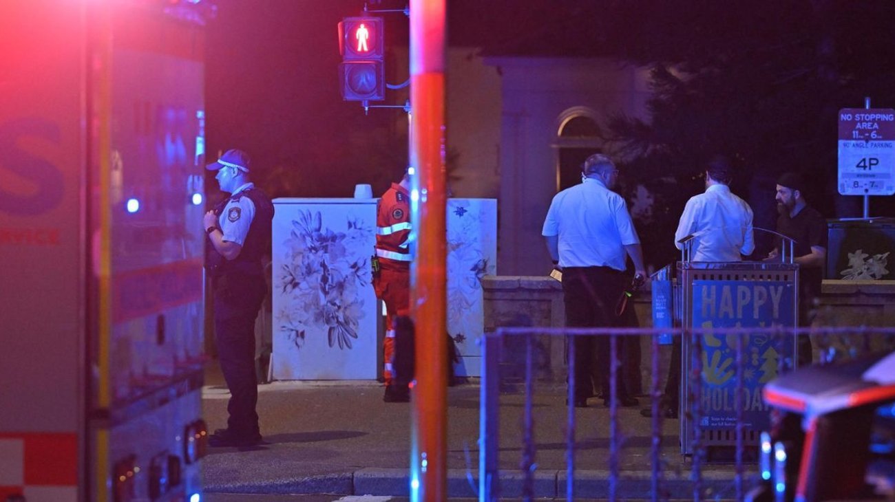 Deja 12 muertos ataque armado en playa de Australia