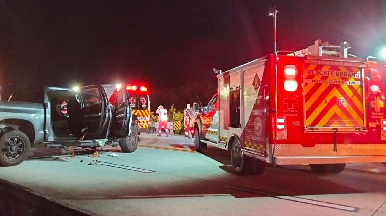 Muere en choque frontal entre tráiler y camioneta en Cadereyta