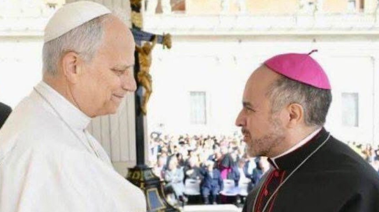 Obispo Eugenio Lira saluda al papa León XIV en emotivo encuentro