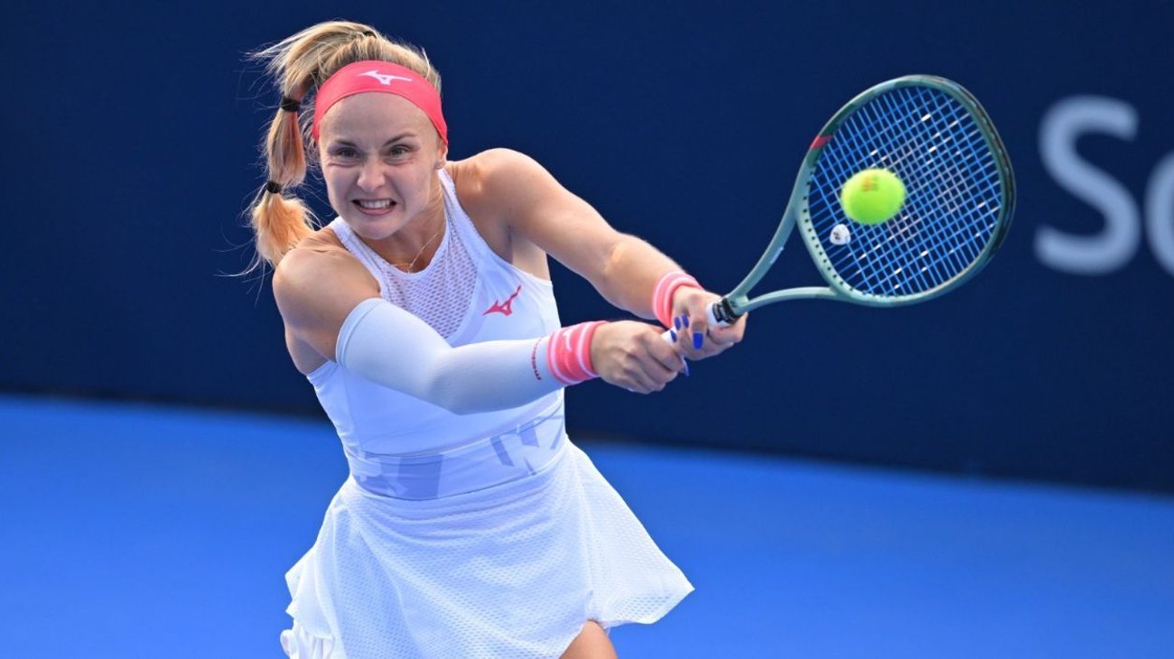 Rebecca Sramkova sorprende y deja fuera a Leylah Fernández