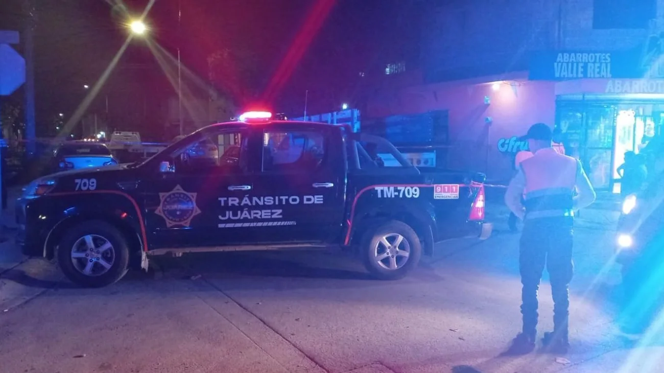 Muere hombre prensado entre dos vehículos en Juárez