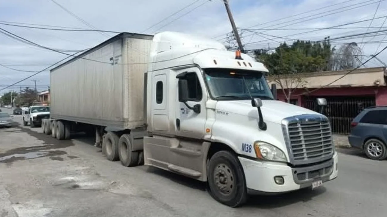 Tráiler arrastra cables, ladea poste y deja sin luz a familias 