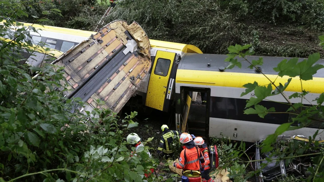 3 muertos y heridos por descarrilamiento de tren en Alemania