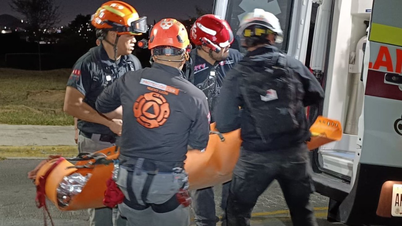 Rescatan a senderista tras ataque de abejas en Monterrey