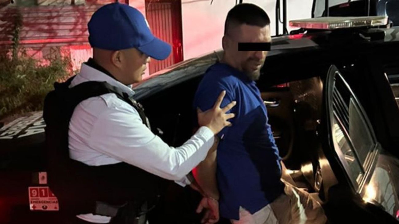 Cae hombre que presuntamente robaba accesorios de un vehículo