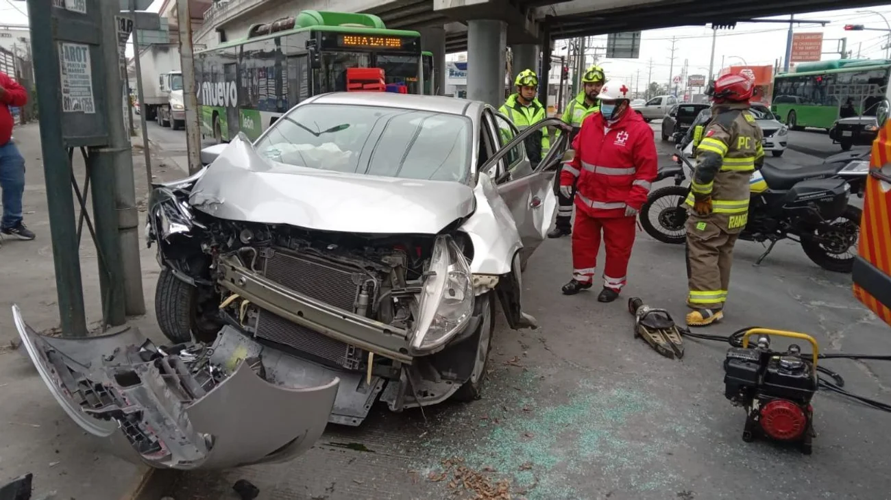 Protección Civil de Monterrey libera a hombre atrapado en auto
