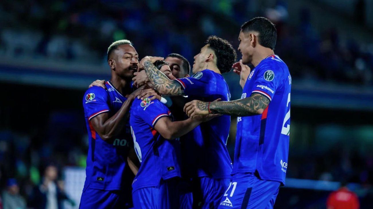 Romero, Paradela y Fernández llevan a Cruz Azul al liderato