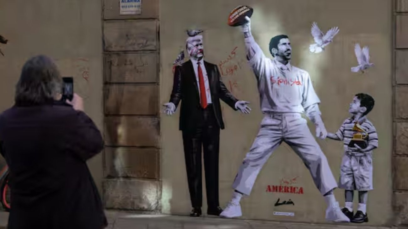 Grafiti en Barcelona enfrenta a Trump y Bad Bunny