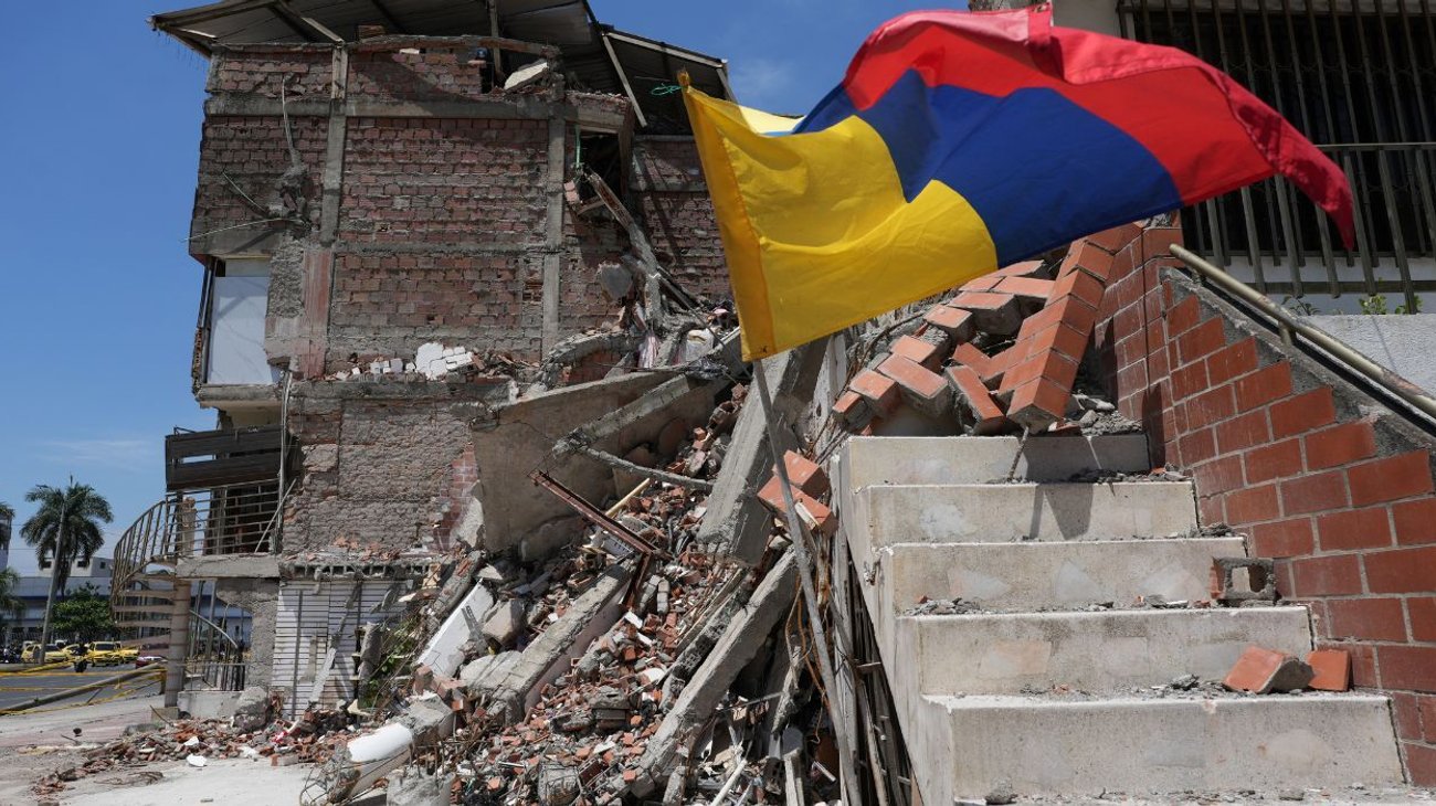 Aumenta a 319 la cifra de muertos por sismo en Colombia