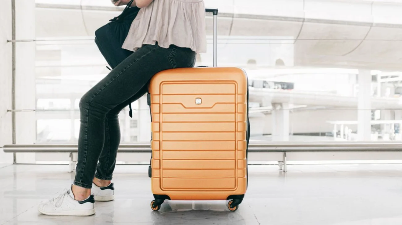 Mujer esconde a niña de dos años dentro de maleta en un autobús