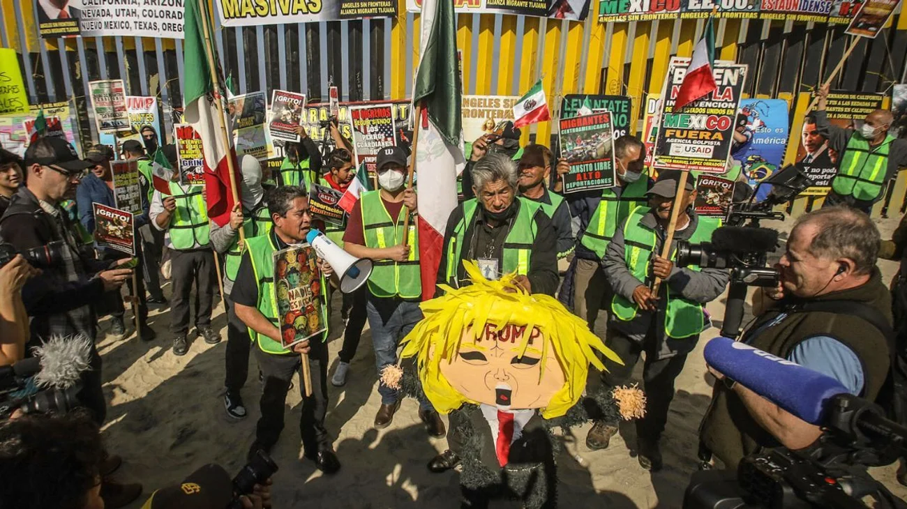 Se manifiestan en Tijuana ante toma de protesta de Trump