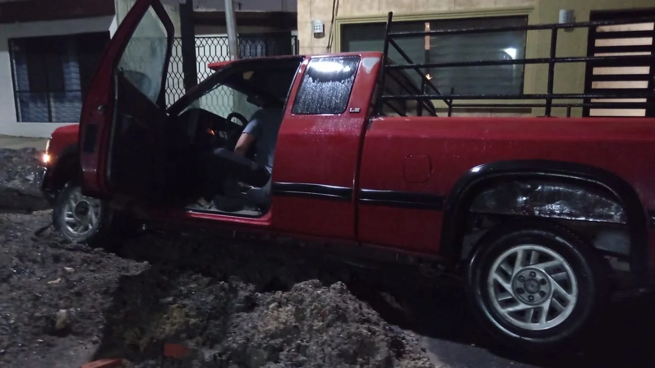 Cae camioneta en zanja abierta por obras pluviales en Guadalupe