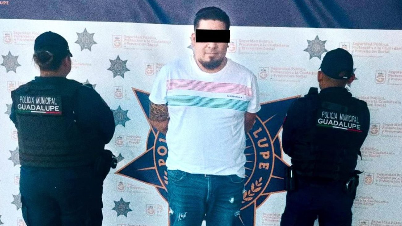 Cae hombre por amenazar a guardia en tienda de autoservicio