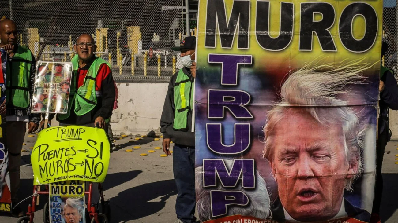 Migrantes protestan en la frontera contra amenazas de Trump