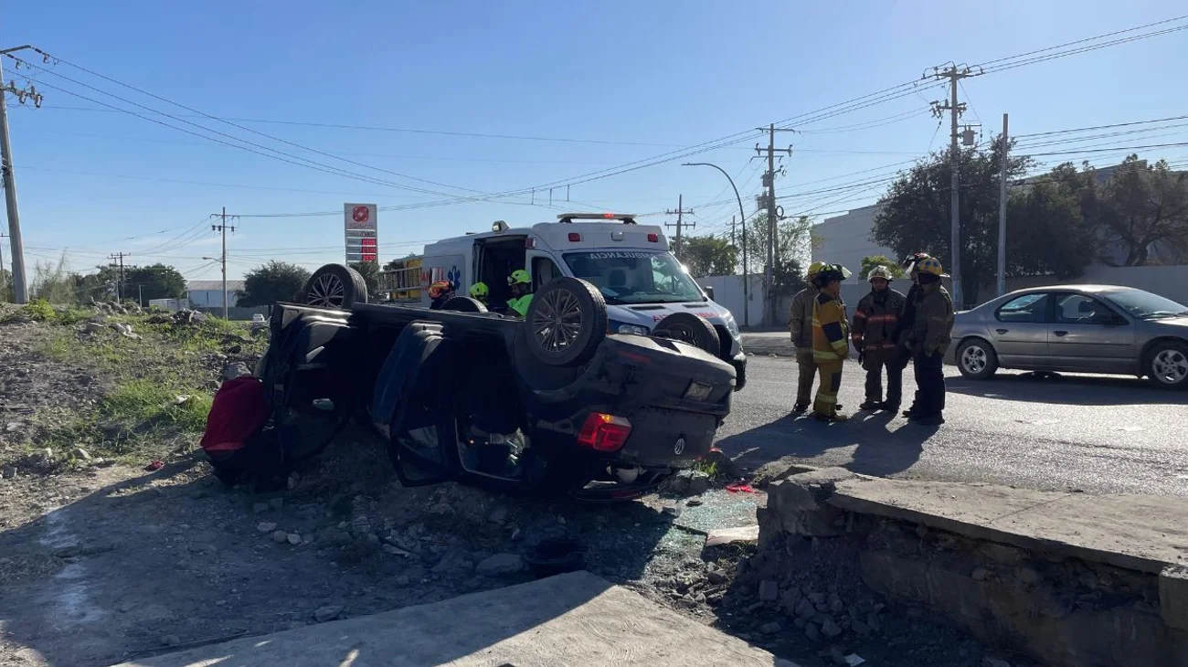 Madre e hijo salen ilesos de volcadura en Guadalupe