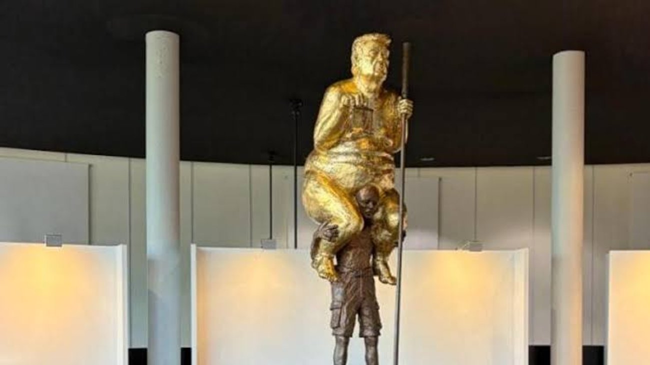 Exhiben estatua dorada de Trump desnudo en Estrasburgo, Francia