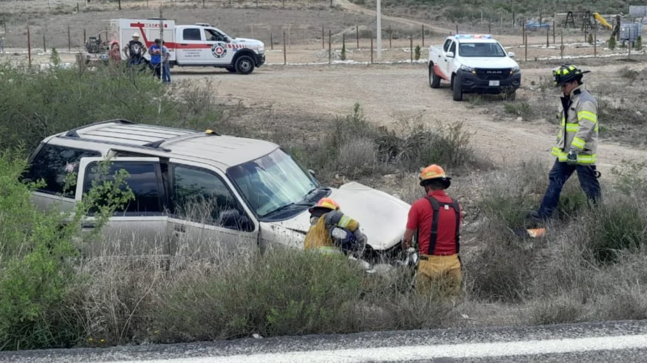 Conductor ebrio sale del camino y abandona a sus acompañantes