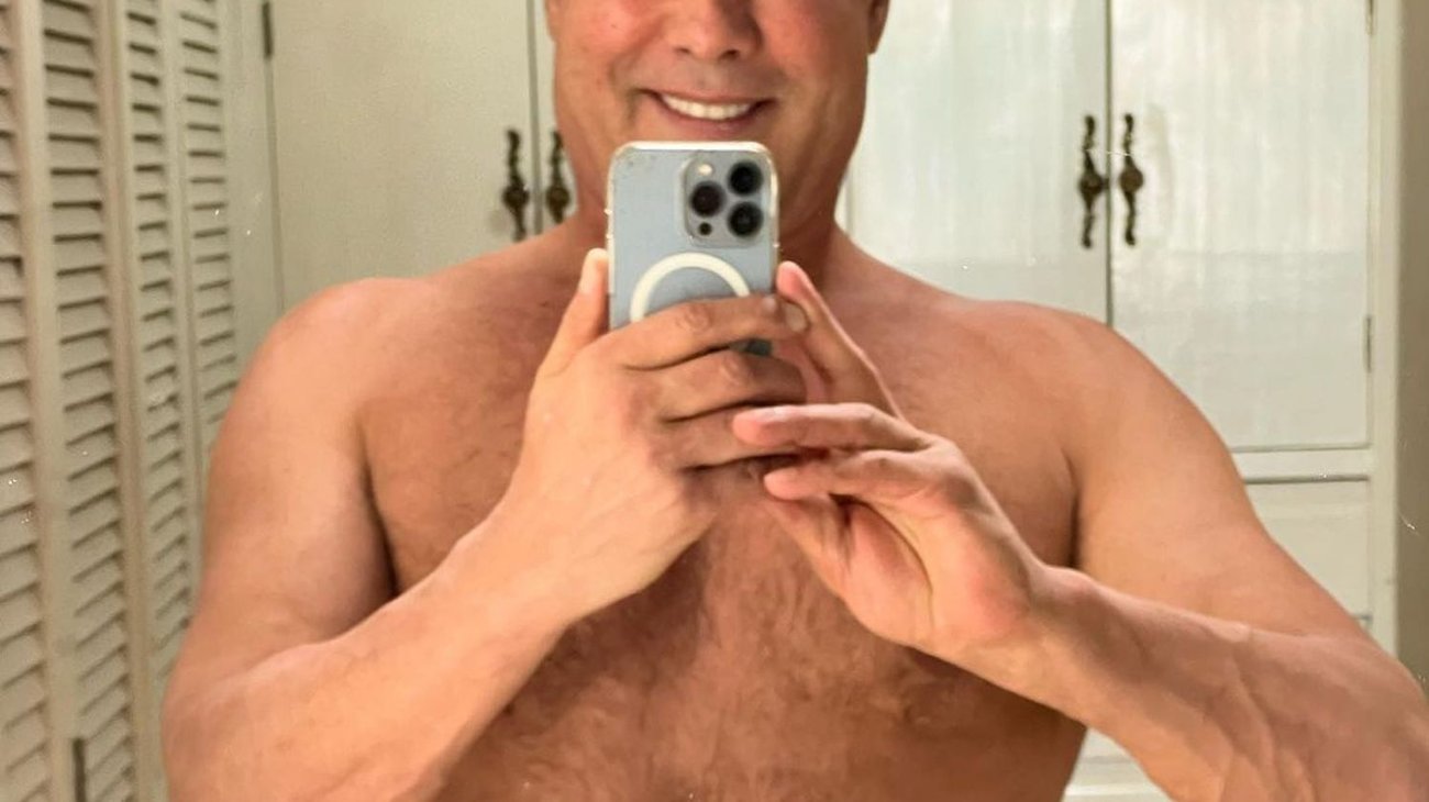 Eduardo Yáñez posa semidesnudo y enciende las redes