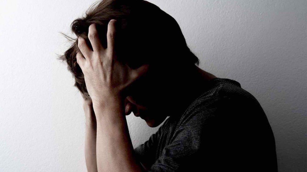 Sufría de dolores de cabeza; descubre palillos en su cerebro