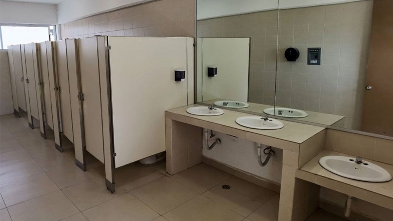 ¡Macabro! Hallan feto en baños de preparatoria en Monterrey