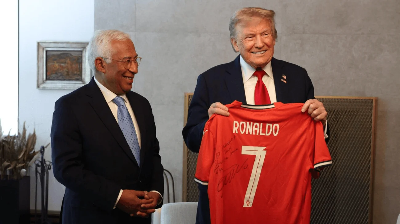 Entrega António Costa a Trump una camiseta de Cristiano Ronaldo
