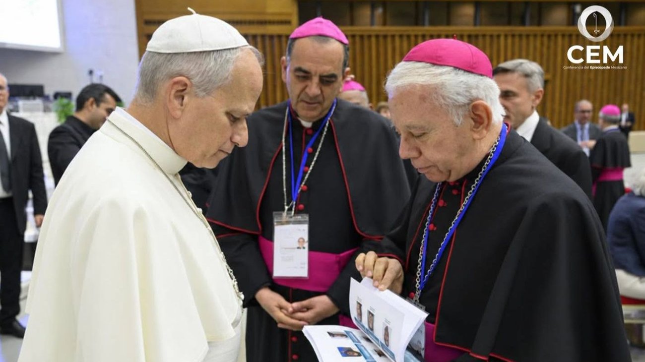 Entregan al papa un libro con fotos de desaparecidos en México