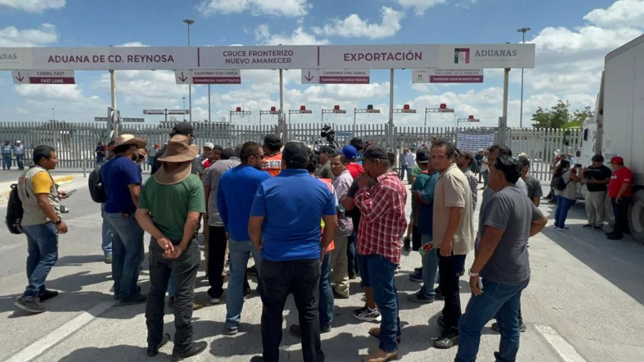 Escalan_protestas_durante_bloqueo_de_campesinos_en_puente_Reynosa_7ada913f7b
