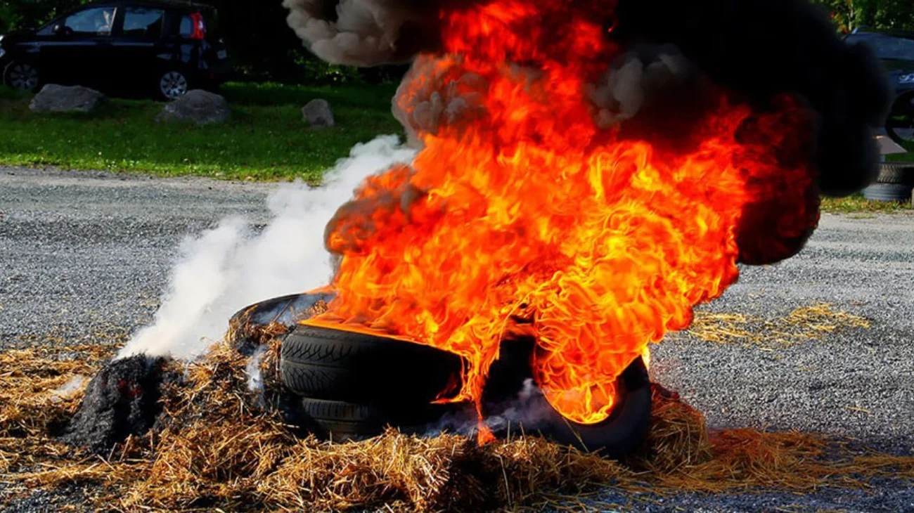 Darán 36 horas de cárcel por quemar llantas en Escobedo