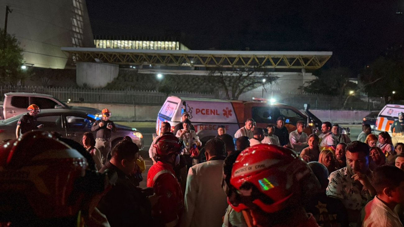 Evacuan a 300 personas tras incendio en comercio de Monterrey