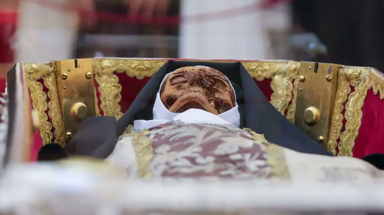 Exhiben cuerpo de Santa Teresa por primera vez en más de un siglo