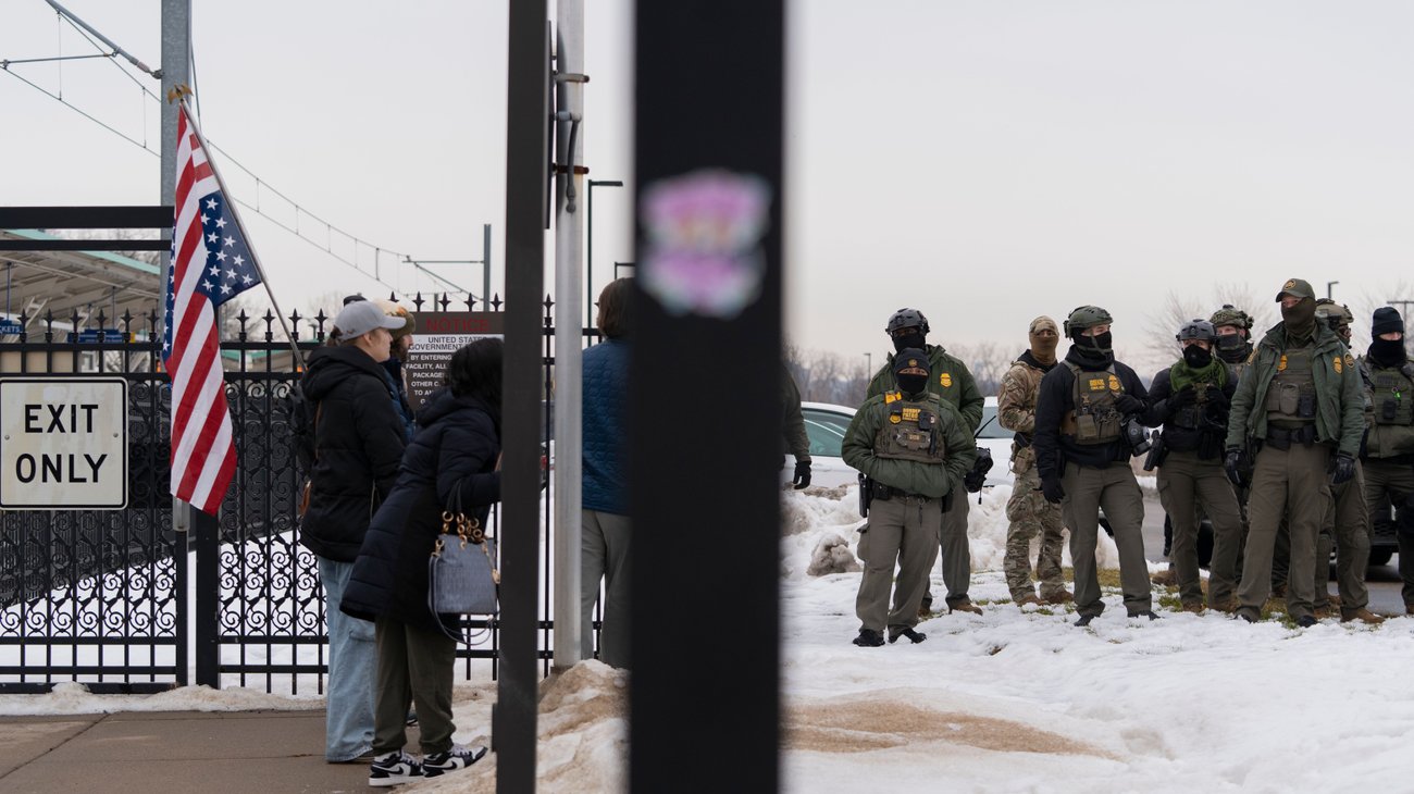 Juez de EUA frena detenciones de refugiados en Minnesota