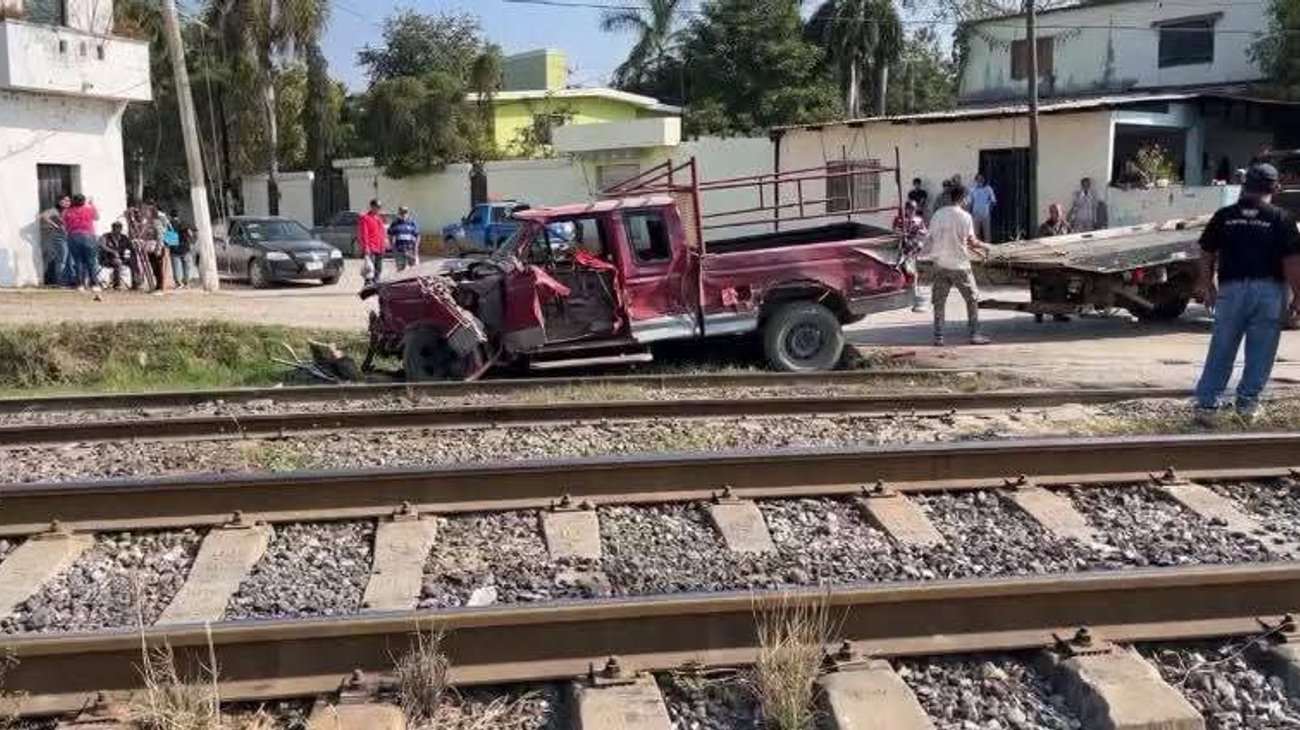 Tren embiste camioneta en zona centro de Altamira