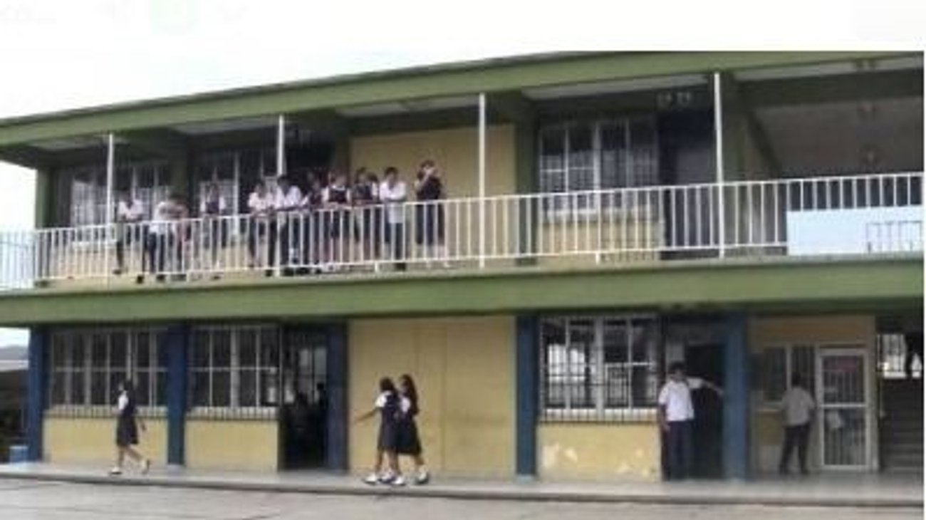 Buscan evitar ingreso de armas en escuelas de Victoria