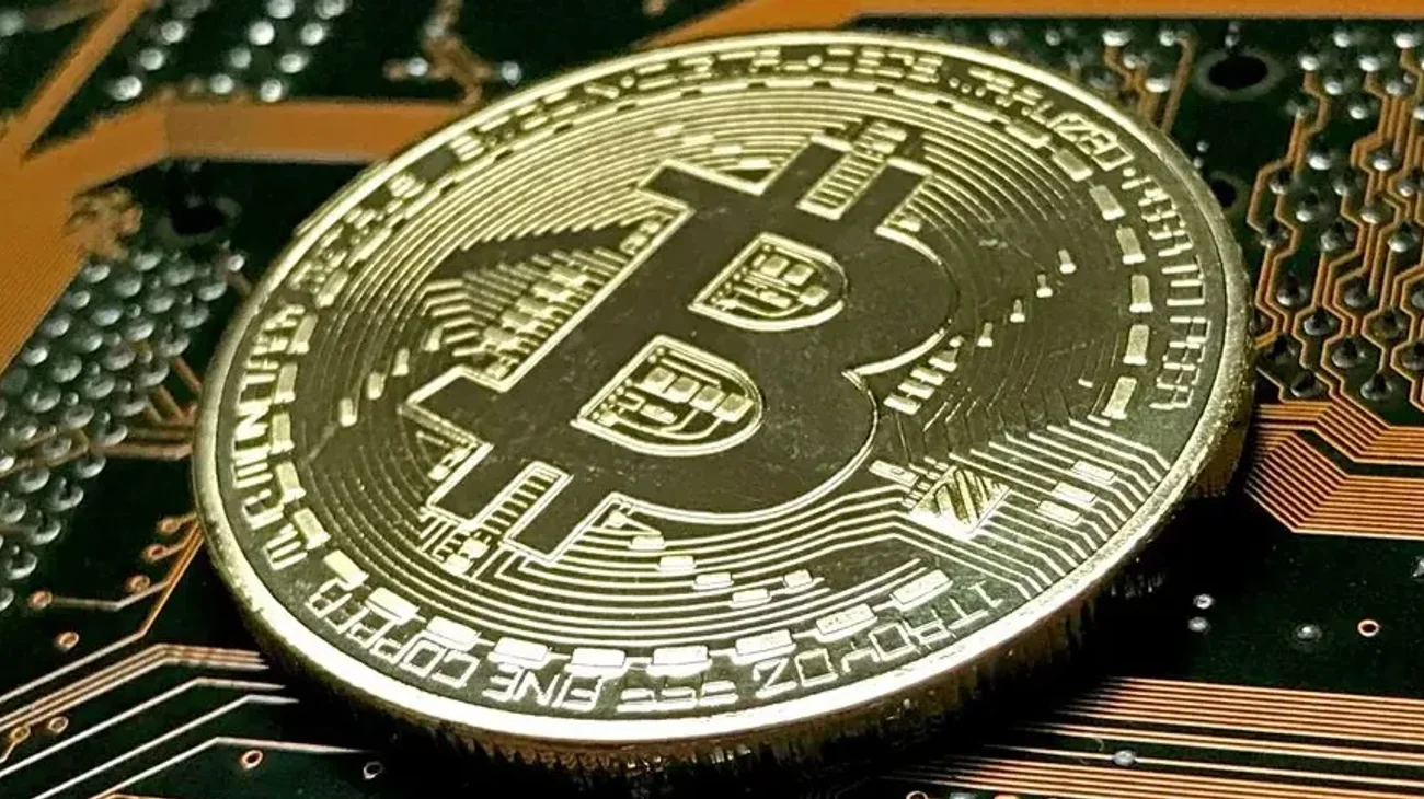 Bitcoin supera $100.000 ante optimismo por victoria de Trump