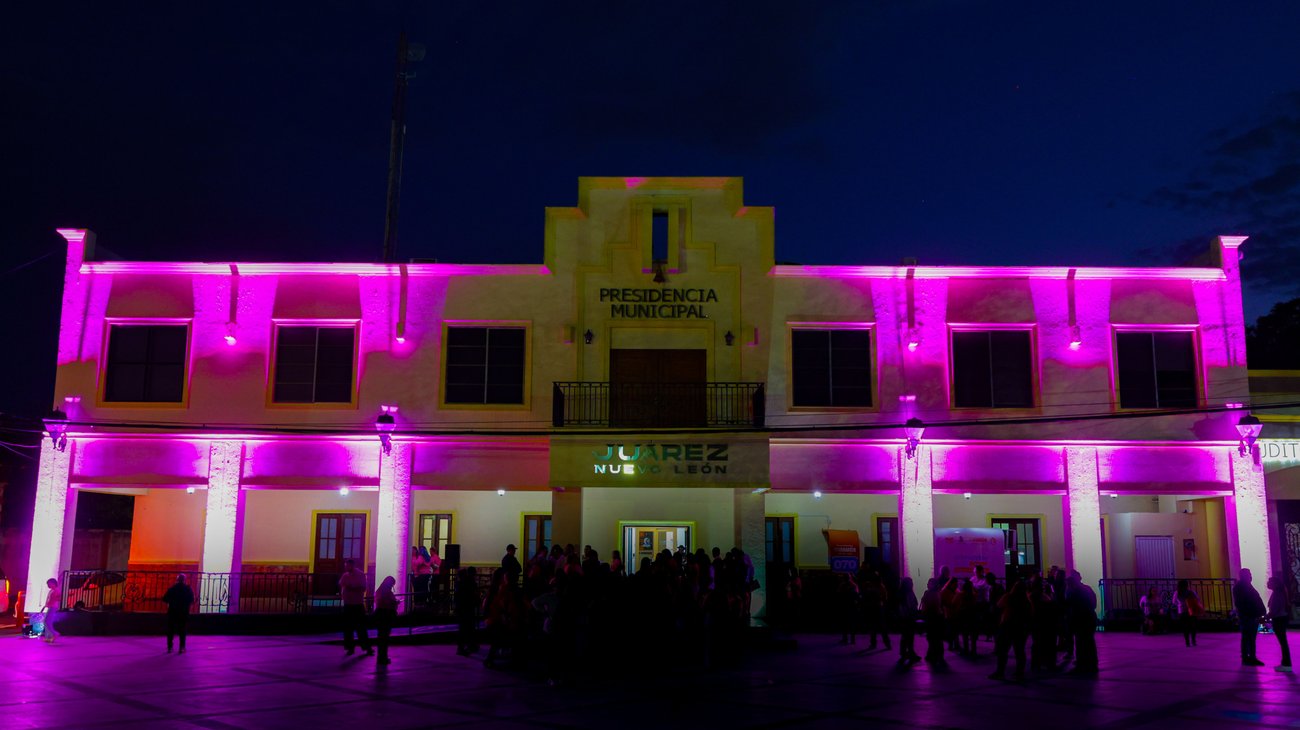 Juárez ilumina Presidencia de rosa y promueve mastografías