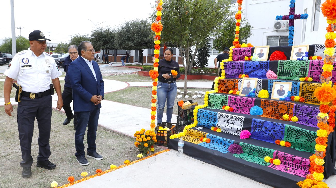 Escobedo honra a policías caídos con altar de muertos