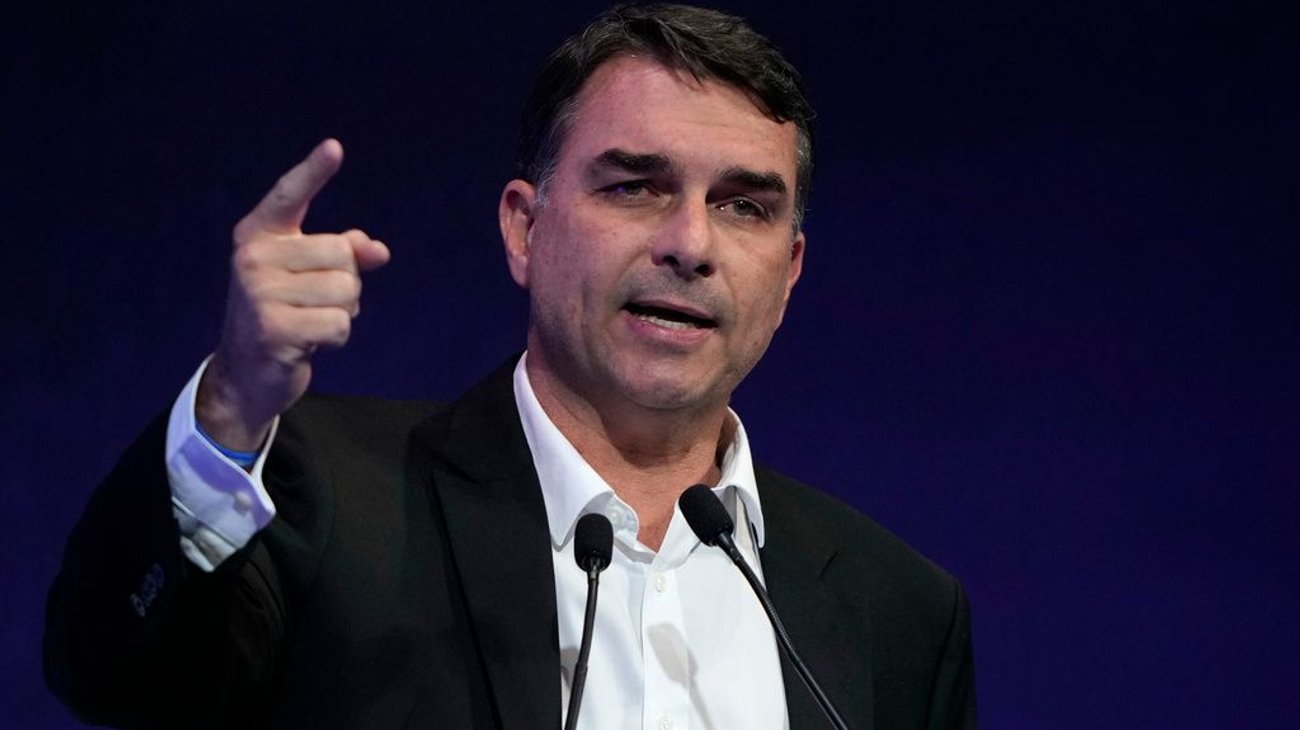 Flávio Bolsonaro suma apoyo de dos partidos para segunda vuelta