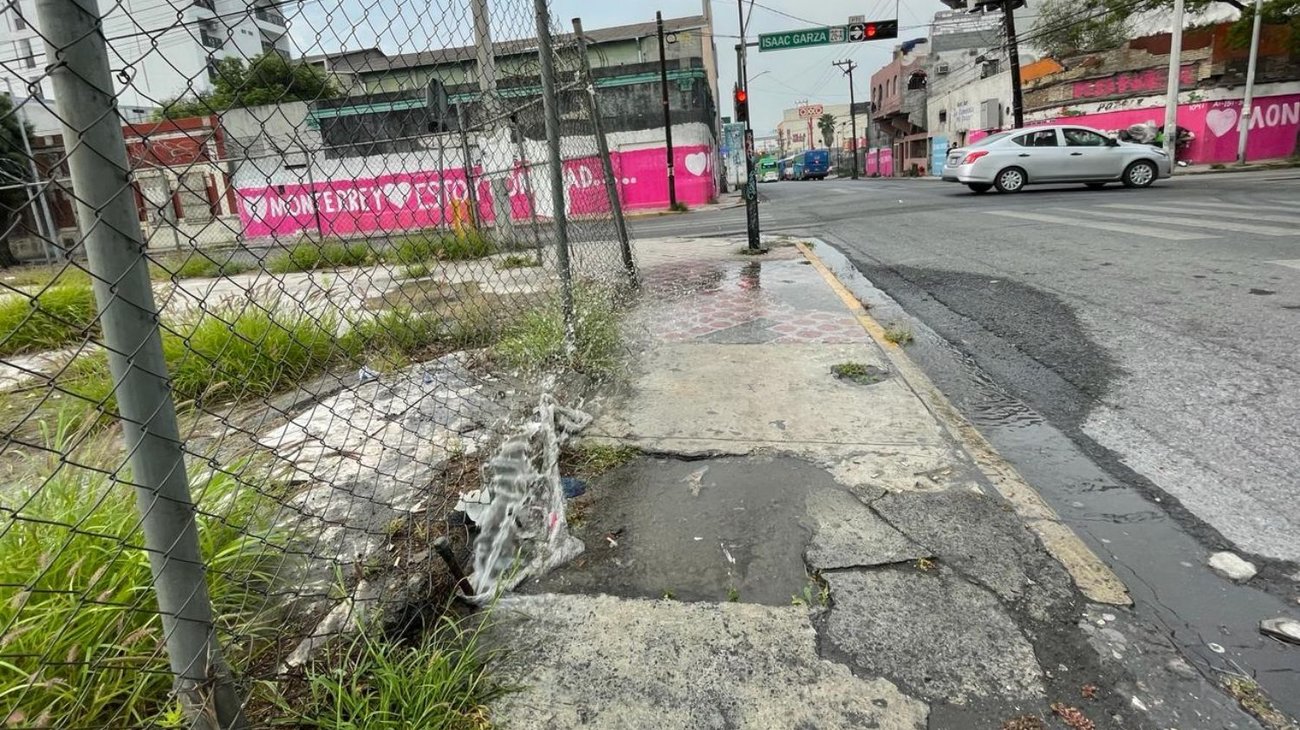 Inunda fuga de agua calle del centro de Monterrey