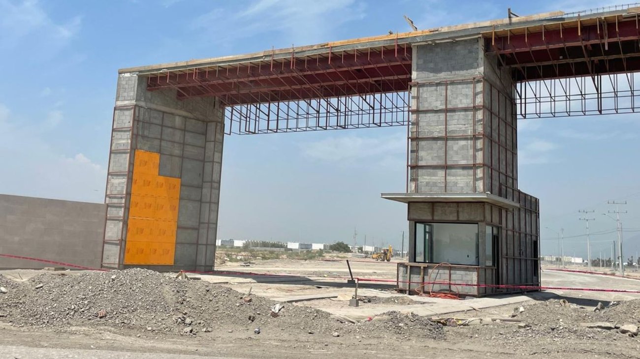 Queda albañil grave al electrocutarse en construcción