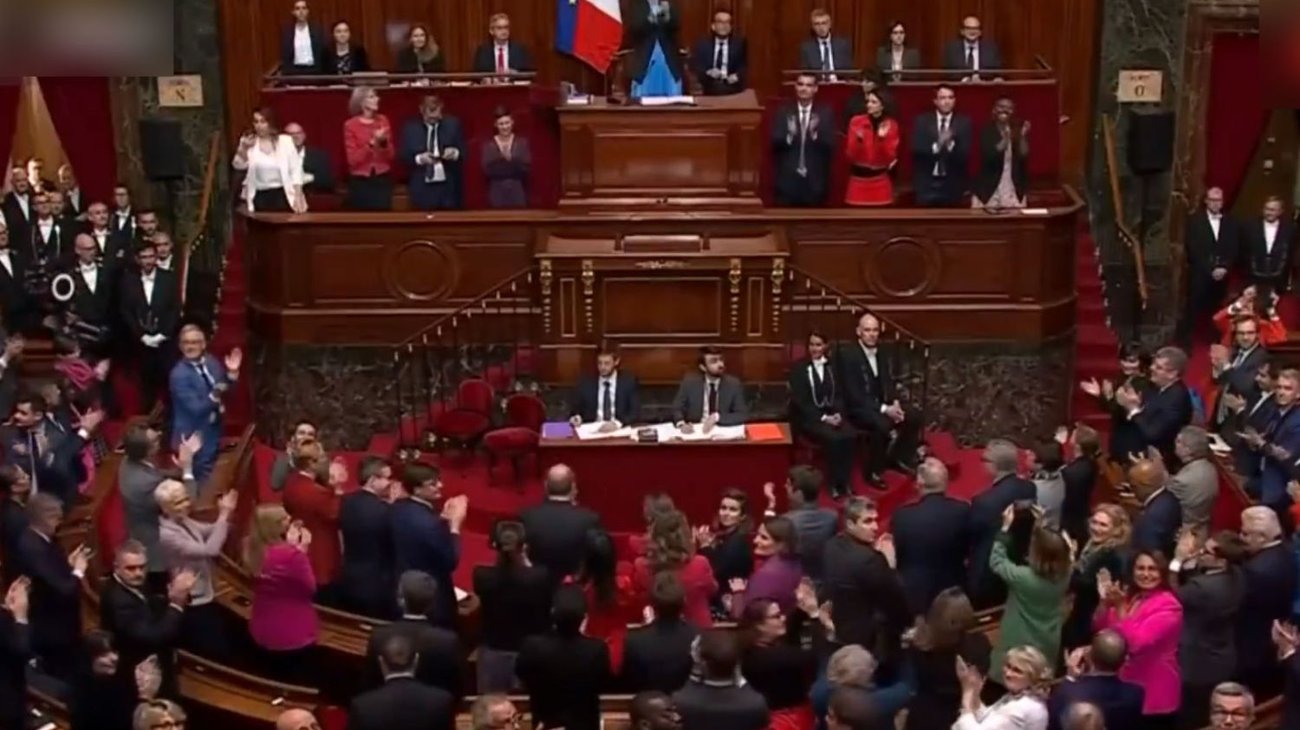 ¡Histórico! Francia incluye el aborto en su Constitución