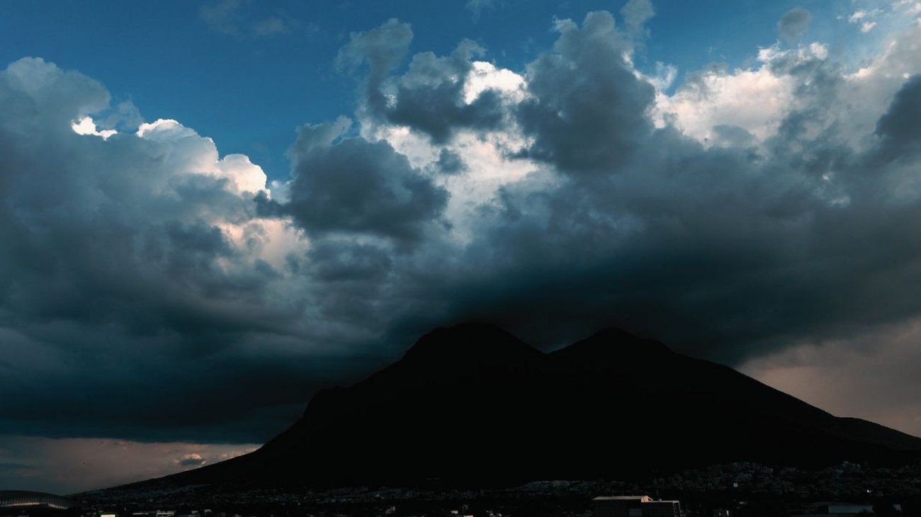 Frente Frío 21 activa alerta por lluvias y viento en Nuevo León