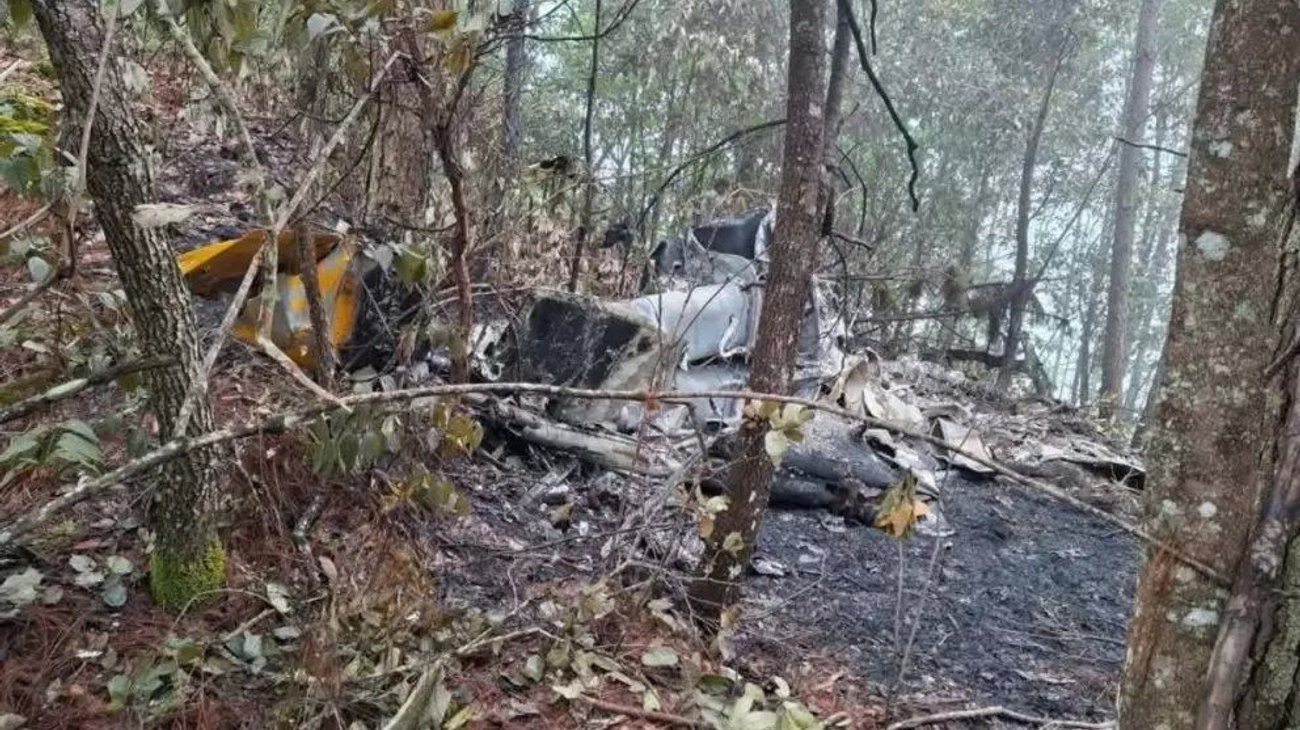 Localizan helicóptero de la CFE que cayó en cerro de Jalisco