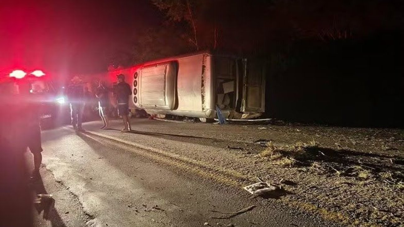 Suman 16 muertos por accidente de autobús en Brasil
