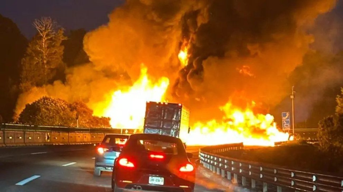 Explota pipa y provoca cierre de carretera México-Puebla