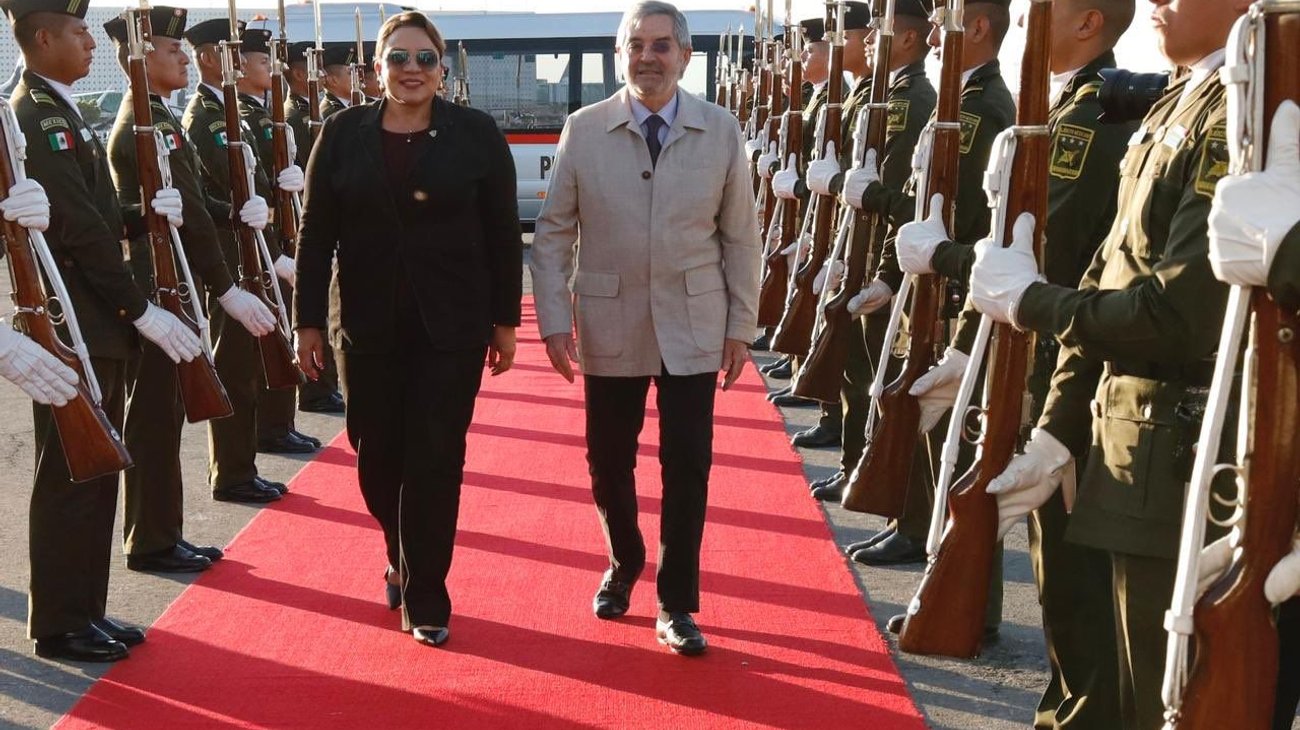 Presidenta de Honduras llega a CDMX para su reunión con Claudia