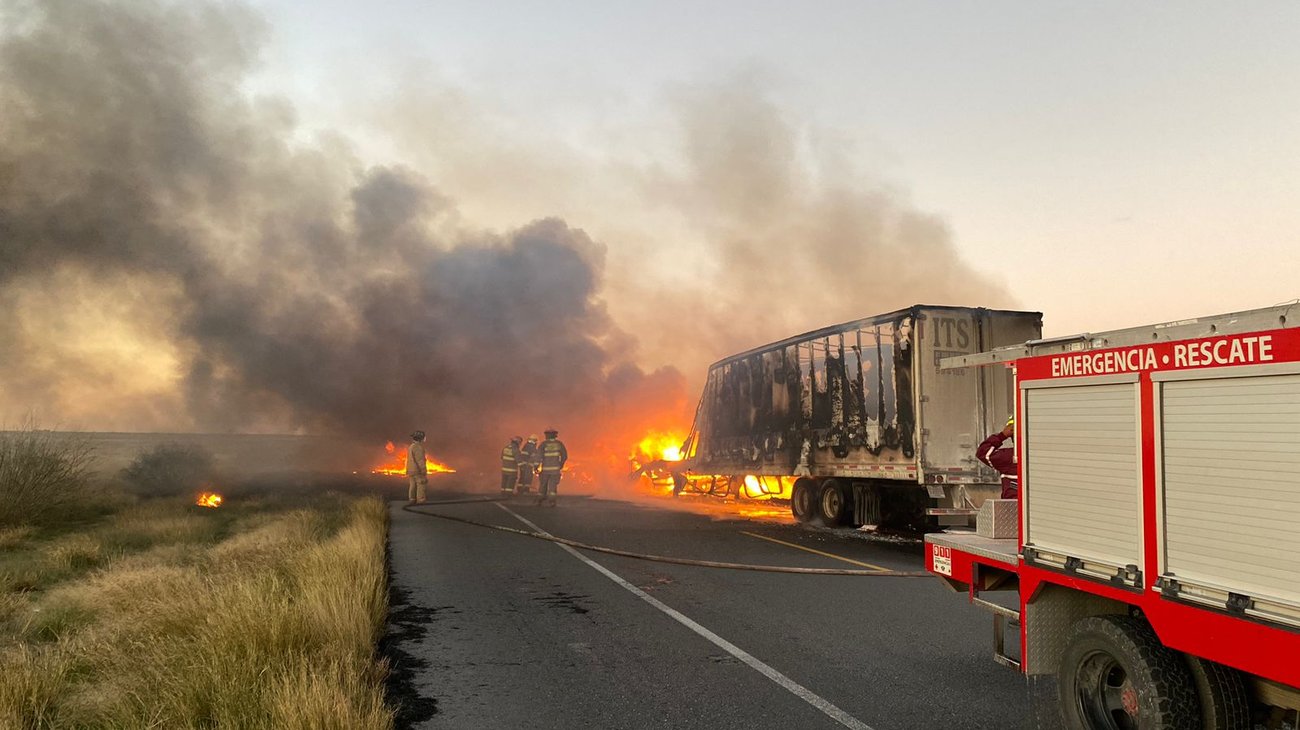 Choque e incendio de tráileres en carretera Laredo-Monterrey